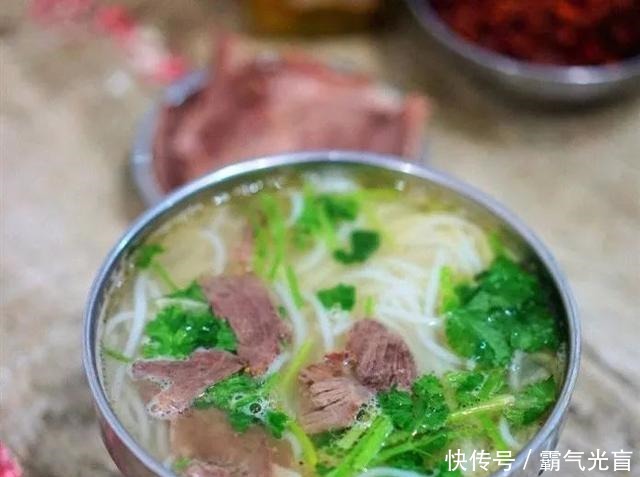 白领|宜宾新晋“美食街”,一到饭点儿人挤人!学生、白领都爱去……