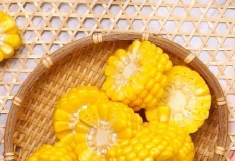 先冻后|储存玉米,有人先煮后冻,有人先冻后煮,做对了,玉米鲜甜如初