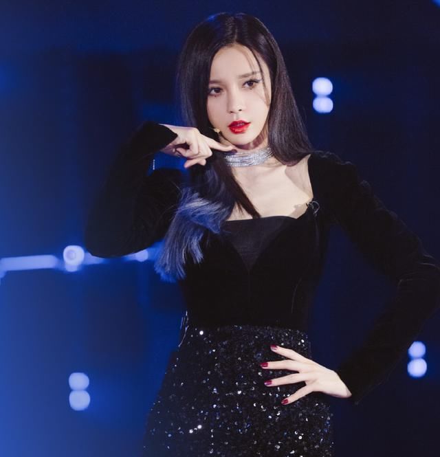  虚高|乘风破浪二公排名，张雨绮团第一被指虚高，阿朵淘汰引网友不满