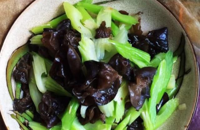  不见|木耳和此物一起炒，等于“天然泻药”，清肠排宿便，赘肉不见！