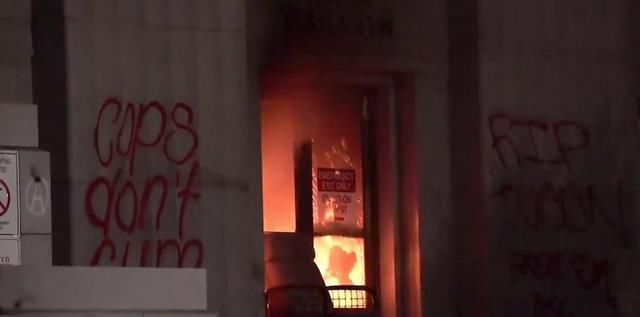 湾区|湾区失控了！700抗议者砸警局、烧法院！包裹盗窃猖狂