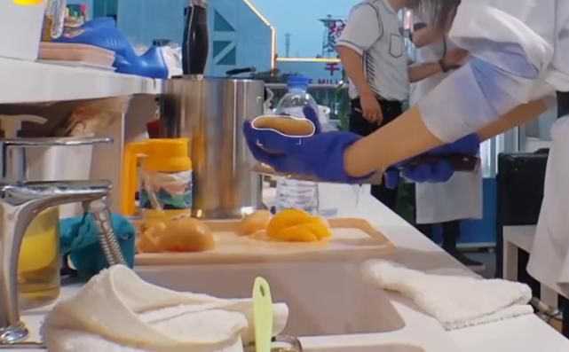  记性|中餐厅：赵丽颖又遇上坏桃，这一次的解决方法出人意料，终于长记性