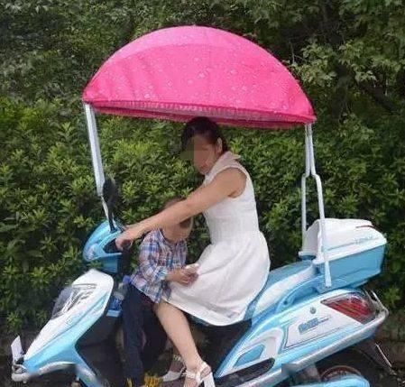  卡车|顺德一女孩脚卡车轮内，骑车带孩子的家长要注意！