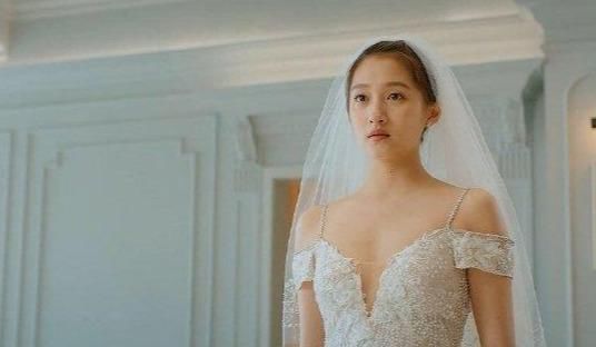  骨架|关晓彤再次证明肩宽骨架大吃大亏, 《二十不惑》她身板太显壮实了