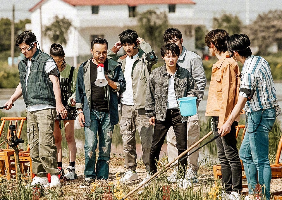 钱枫|《天天向上》王一博归队,拥抱钱枫被弹回来,戳胖肚皮表情超可爱