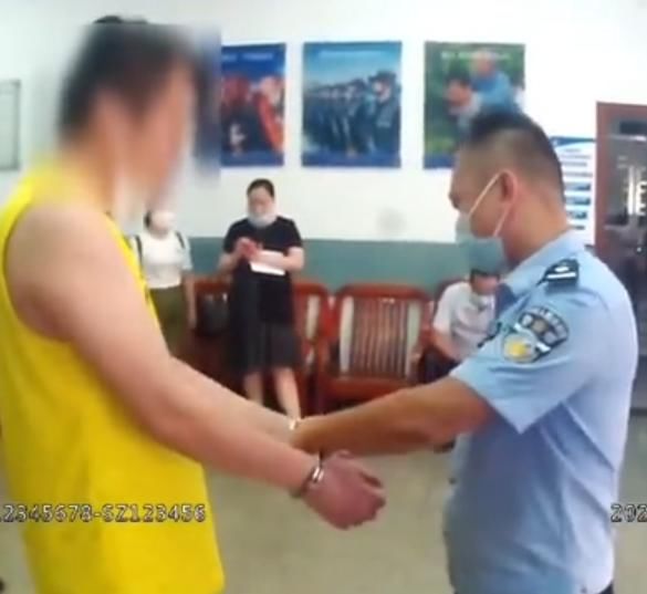  担责|男子在女儿出生第二天自首，临别摸头回望不舍，想告诉女儿爸爸是个愿意担责的人