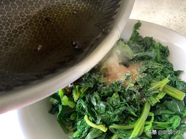  爽口|芹菜的叶子不要再扔了，教你做爽口小菜，刮油祛火，比芹菜还好吃