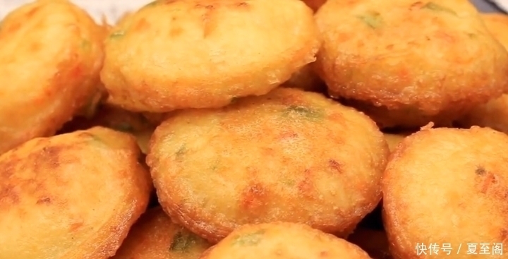 勺子|1碗面粉1个鸡蛋,教你早餐新做法,手没碰面就做好,比油条还好吃