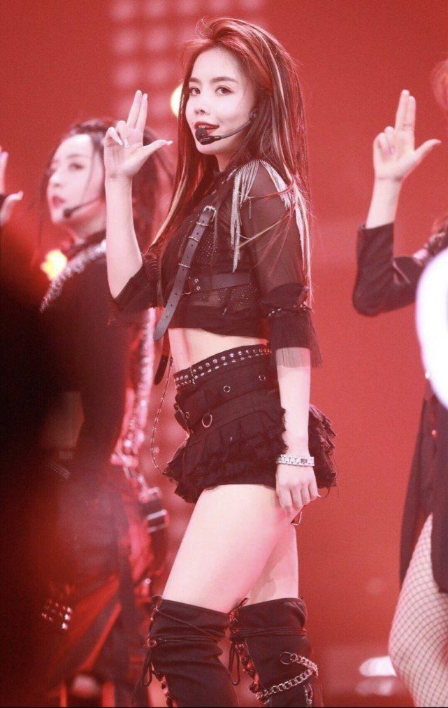  站位|THE9团综录制合影，谁注意到队长安崎谢可寅的站位？迷之操作