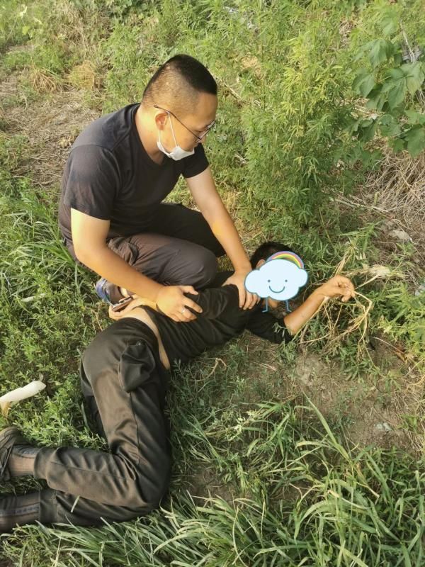  交警|一男子看到交警扔车就跑，发生了什么？