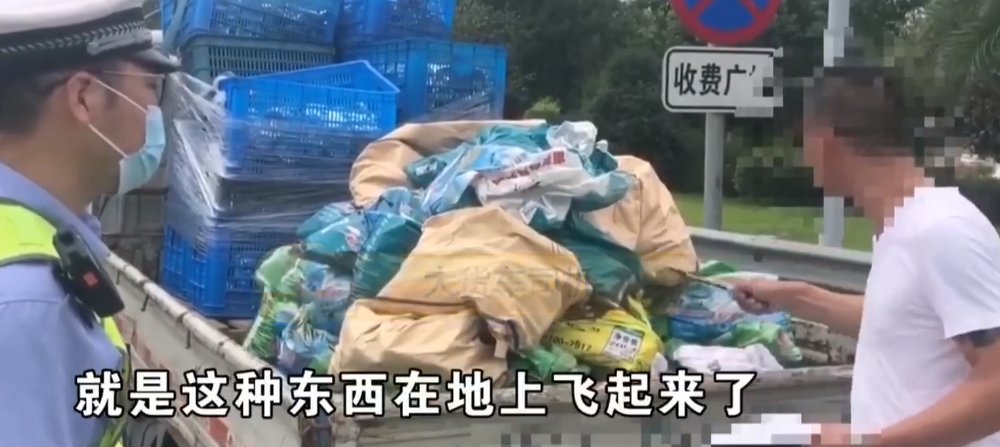  铲子|前车突然飞下＂小铲子＂，扎破后方行驶货车轮胎，司机被吓得惊魂未定