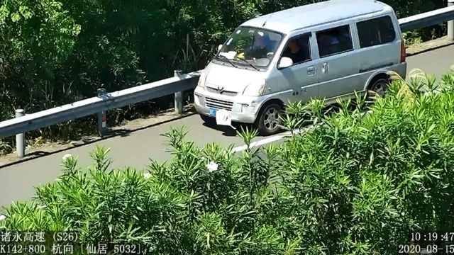  上套|错过服务区倒车一百多米，还自作聪明在车牌上套了个塑料袋