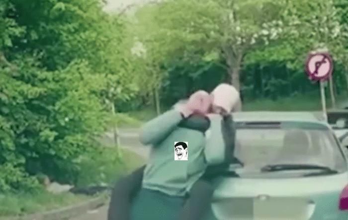 大快人心|路怒症男子棒球棍砸车，却遇到格斗高手，结果大快人心