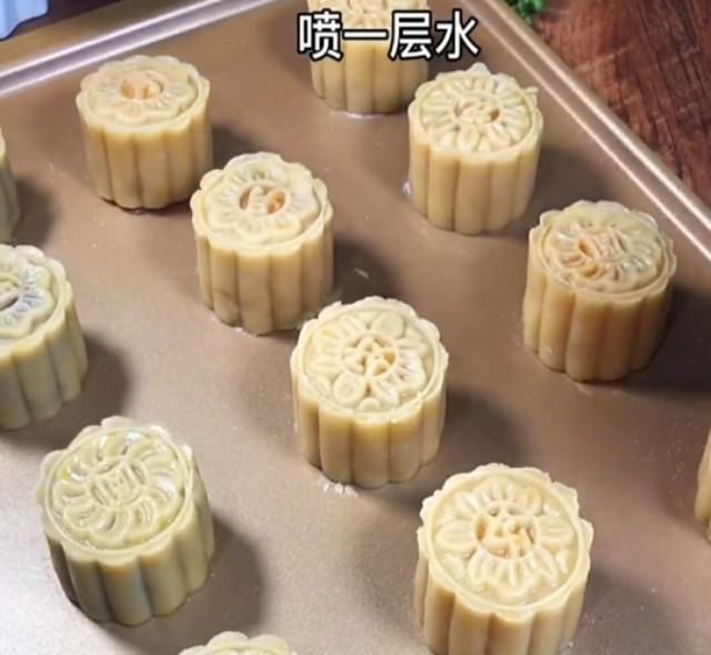 香甜|广式莲蓉蛋黄月饼详细做法,无任何添加剂,香甜回油不开裂