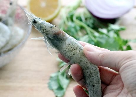  紧致|做水煮虾，冷水下锅还是开水下锅?做对了，虾肉鲜嫩紧致有弹性