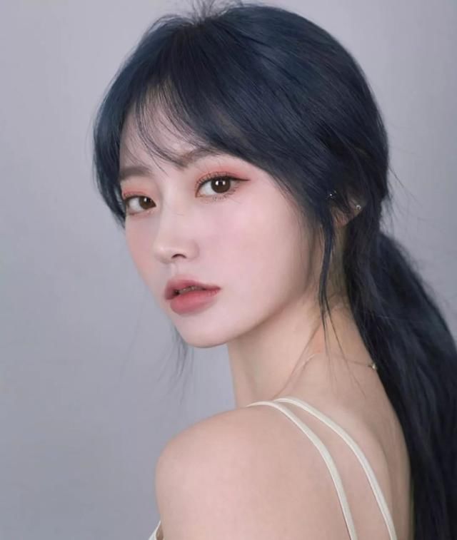  发色|别乱染发了！今夏流行这个神仙发色，洋气又显白