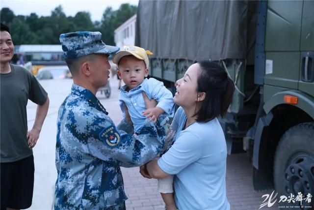  现场|“看到营区飘扬的国旗时，我知道我们有救了！”