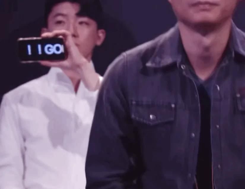  颜值|“黑马”陆柯燃晋级，帅气老板手机打call，颜值太高引网友热议：出道吗