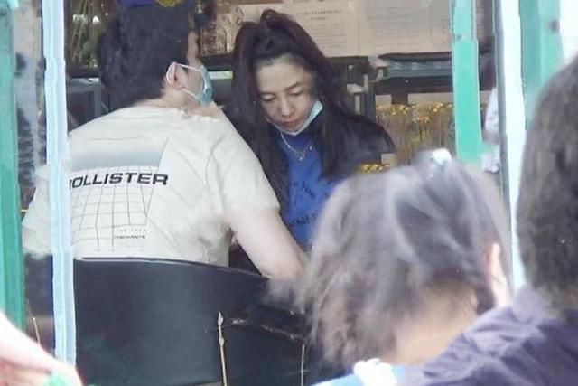  神秘|白百何身边换人了？出行获神秘男子全程陪同，聊到开心处相视一笑