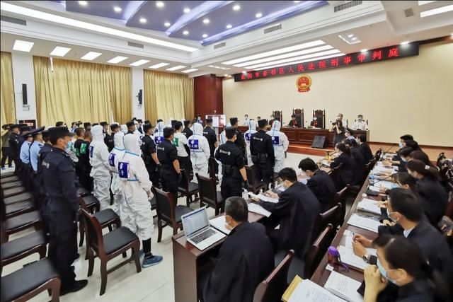  开庭审理|12项罪名！西咸新区沣西新城权某等25人涉黑案开庭审理