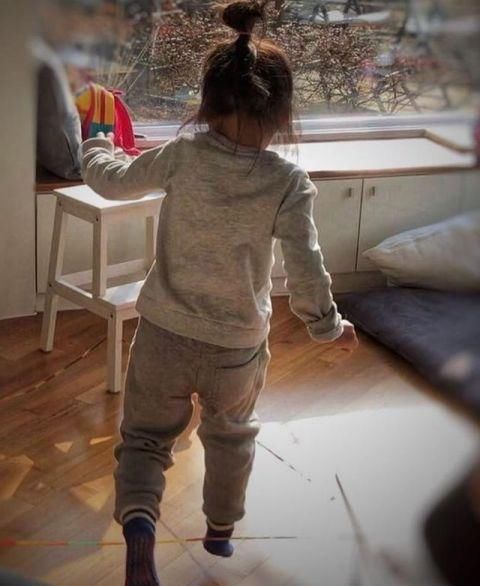  海报|40岁汤唯太自恋？素颜与自己海报合影却被雀斑抢镜，疑在韩国拍戏