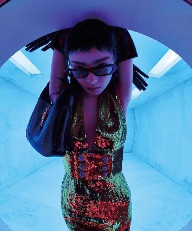  hold|倪妮要不要这么飒？新造型气场“一米八”，锯齿刘海也能轻松hold住