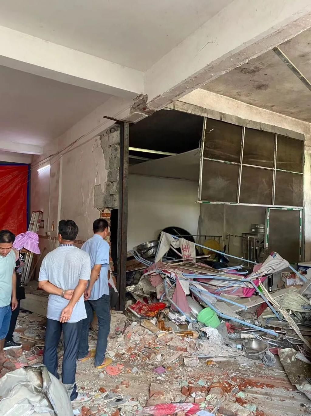  现场|武鸣：撞向民宅的大货车已被拖离，现场一片狼藉！