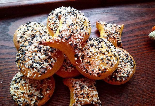 面粉|入秋,这菜正实惠的时候,9毛一斤,和点面粉做酥饼,吃起来特香