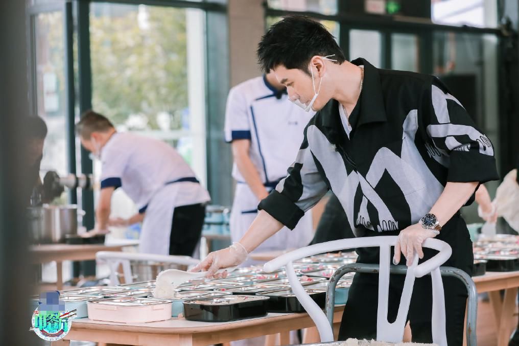  中餐厅|《中餐厅》口碑爆棚，为致敬一线人员，黄晓明带队做800份盒饭
