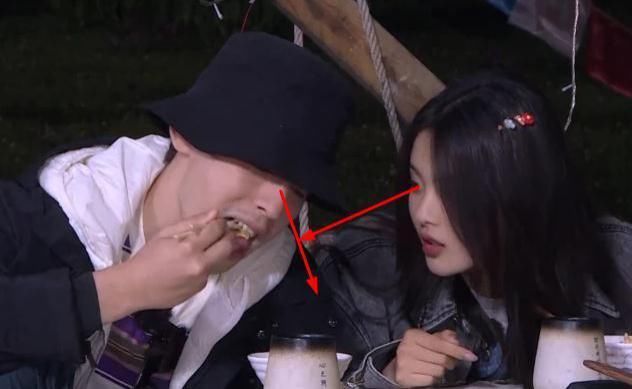  自觉|杨超越给邓伦夹菜，他下意识动作圈粉无数，网友：单身人士的自觉