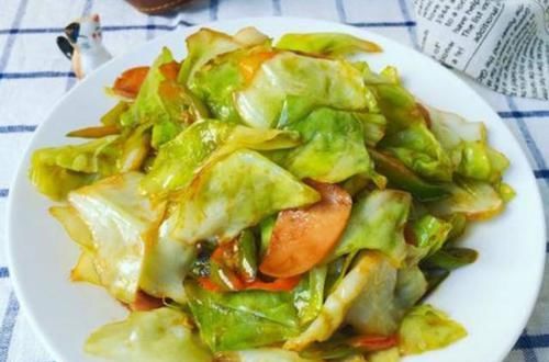 格外|为啥饭馆里炒的包菜格外好吃? 大厨: 进锅前加一勺它, 想不香都难