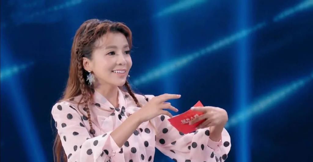  嘴里面|央视主持人朱迅身体告急？一天录制17场节目，《星光大道》上台需被助理搀扶？