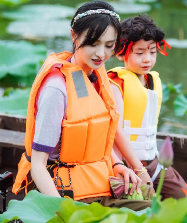  综艺节目|郑爽带萌娃摘莲藕，没想到急出东北话，才知她多接地气