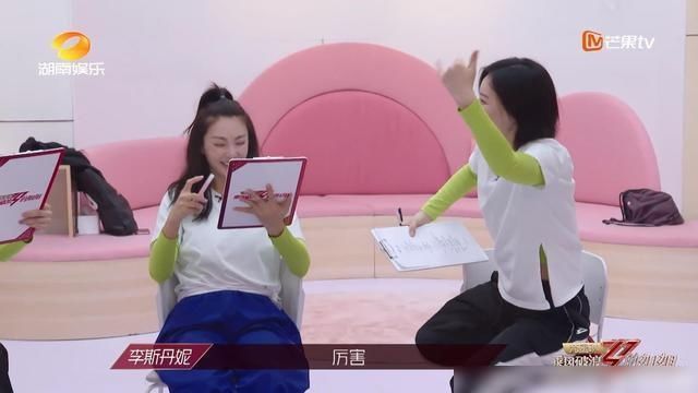  丹妮|黄龄登高时，李斯丹妮龇牙咧嘴