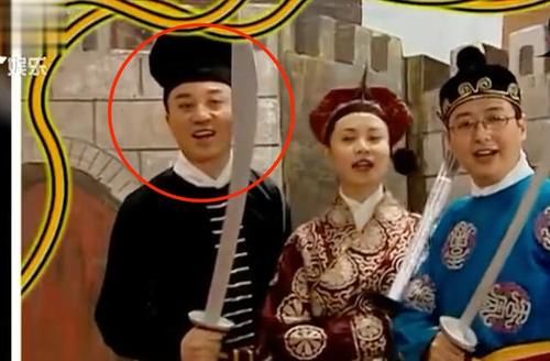  播来|《新闻联播》新主播来了，能唱能跳还能演，他的经历很“出格”