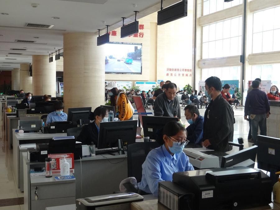 高峰|区交警大队车管所应对节后业务小高峰