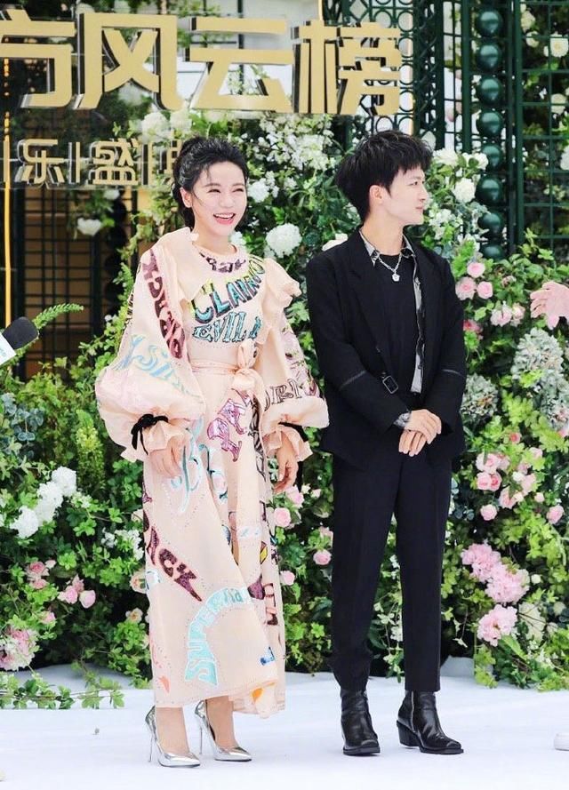  风格|丁当出席活动意扮嫩，一身印花连衣裙太土气，不仅显老还没气质