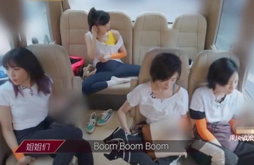  排练|万茜组坐车去排练，三人都是正常坐姿，黄龄的造型一言难尽