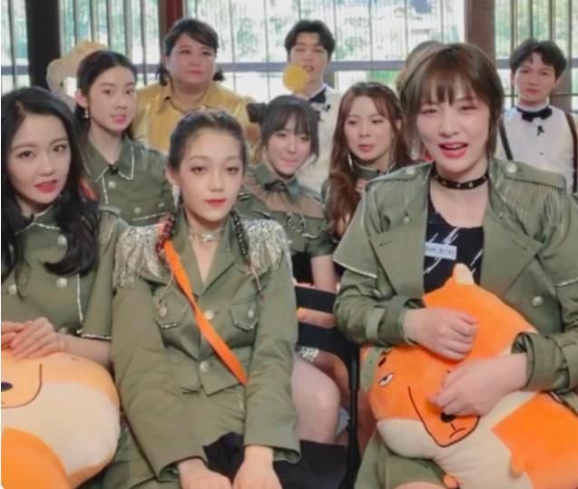 少女|希林娜依高没朋友，当硬糖少女C位自己走，陈卓璇郑乃馨手牵手