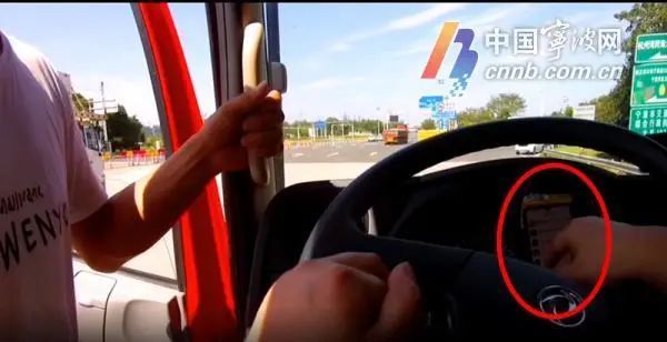  竟边|看美女直播能提神？危化品司机竟边开车边看手机……