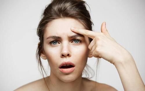  改掉|肝脏不好的人，“脸上”有4种表现！5件“伤肝”的习惯要改掉