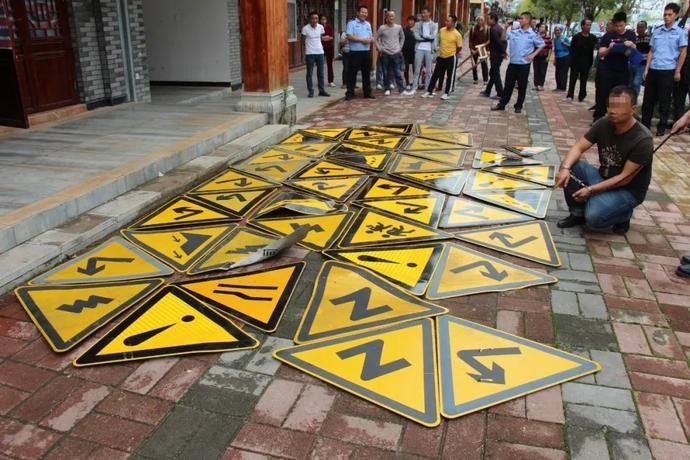 指示牌|偷道路指示牌约400余块,黔南两人被依法刑拘