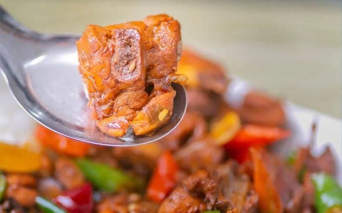 桌椅|店内坐不下,门口搬桌椅来吃!丰储街的这家盖浇饭火了13年!