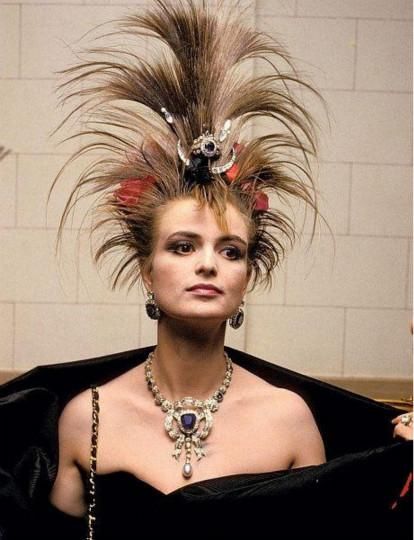 机车|60岁朋克王妃穿长裙骑机车,20岁嫁54岁王子,儿子秃顶颜值成迷