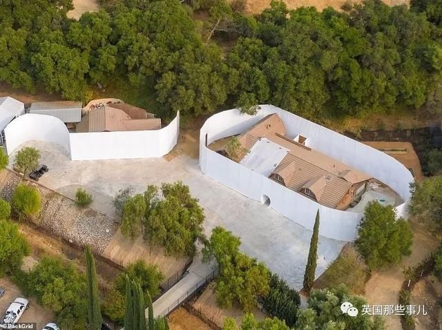  格莱美奖|侃爷再次暴走，把格莱美奖杯扔马桶还滋尿…网友：他又犯病了?