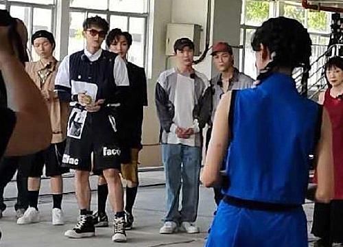  综艺|吴亦凡郑爽合作录综艺，隔着场地对望，不像偶像剧像真人CF