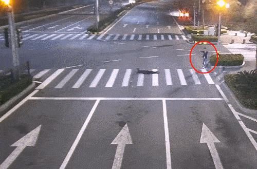 肇事司机|男子深夜醉卧马路遭车碾压身亡!女司机赔偿百万
