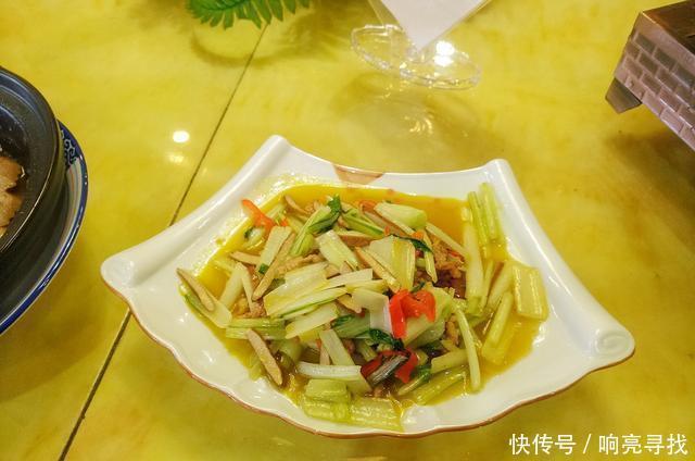  父母|孩子高考581分，父母大摆宴席，一桌十几道菜花了800元，真豪爽