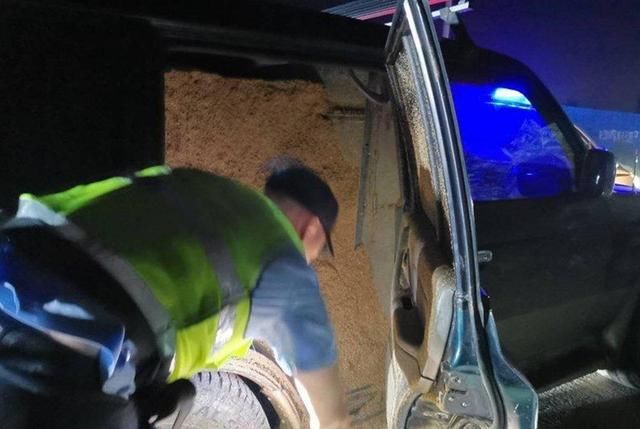  驾驶人|用越野车拉沙子，新乐这名男子真奇葩