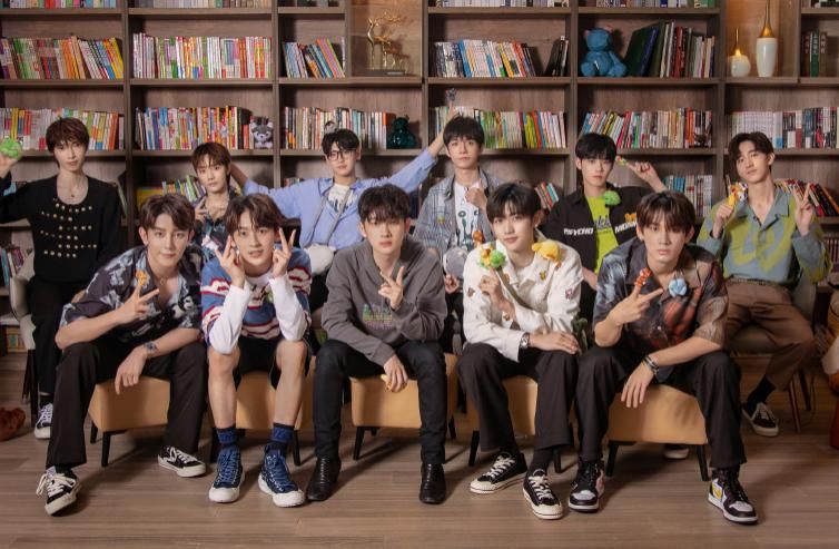  炙热|《炙热的我们》总决赛，硬糖少女担任评审团，网友却直言配吗？